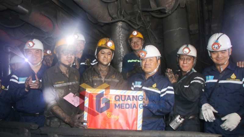 Đồng chí Bí thư Tỉnh ủy tặng quà cho thợ mỏ Công trường cơ giới khai thác 1 (5-2025). Ảnh: Thu Chung