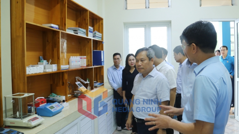 Đồng chí Bí thư Tỉnh ủy kiểm tra hệ thống giám sát, kiểm nghiệm mẫu và chất lượng nước tại Nhà máy nước Hoành Bồ (5-2025). Ảnh: Thu Chung