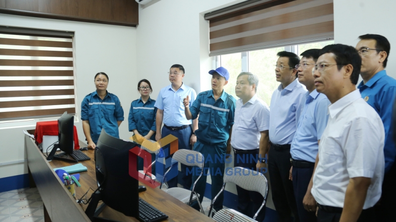 Đồng chí Bí thư Tỉnh ủy kiểm tra hệ thống giám sát, kiểm nghiệm mẫu và chất lượng nước tại Nhà máy nước Hoành Bồ (5-2025). Ảnh: Thu Chung