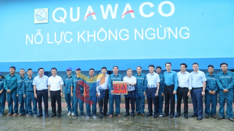 Đồng chí Bí thư Tỉnh ủy, Trưởng Đoàn ĐBQH tỉnh tặng quà động viên cán bộ, công nhân, người lao động Nhà máy nước Hoành Bồ (5-2025). Ảnh: Thu Chung