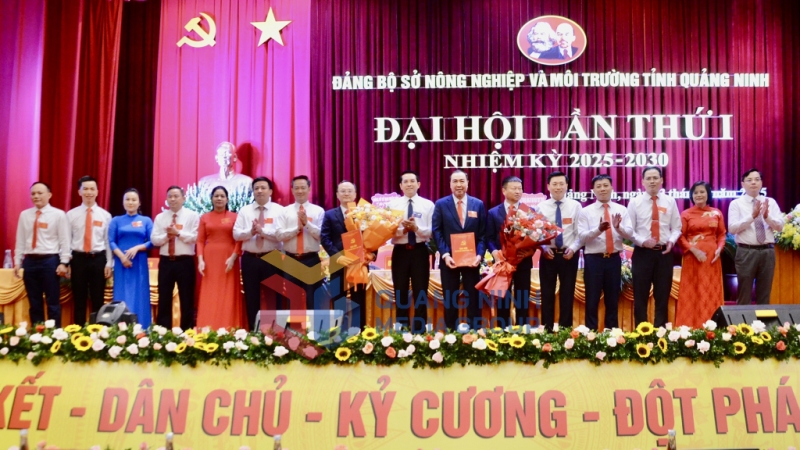 Đồng chí Vũ Ngọc Tuấn, Phó Bí thư Đảng ủy UBND tỉnh trao Quyết định của Đảng ủy UBND tỉnh Chỉ định Ban Chấp hành, Bí thư, Phó Bí thư Đảng ủy Sở NN&MT, nhiệm kỳ 2025-2030 và tặng hoa chúc mừng Ban Chấp hành Đảng bộ Sở NN&MT khóa mới (5-2025). Ảnh: Hoàng Nga