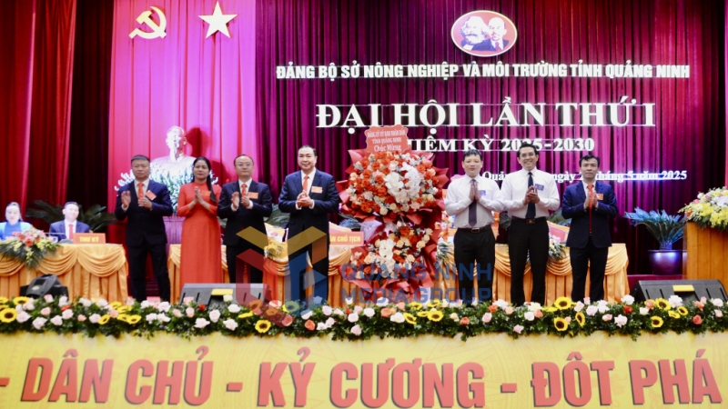 Các đồng chí Thường trực Đảng ủy UBND tỉnh tặng hoa chúc mừng Đại hội Đảng bộ Sở NN&MT tỉnh Quảng Ninh lần thứ I, nhiệm kỳ 2025-2030 (5-2025). Ảnh: Hoàng Nga