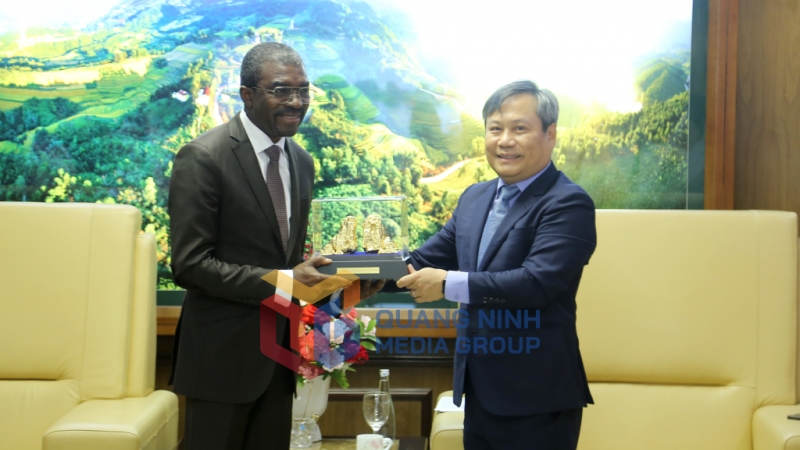 Đồng chí Bí thư Tỉnh ủy tặng quà lưu niệm cho Giám đốc Trung tâm Di sản Thế giới (UNESCO) (5-2025). Ảnh: Mạnh Trường