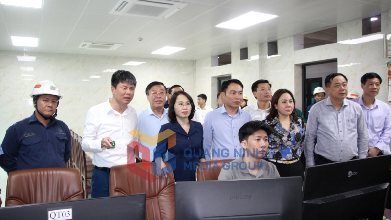 Đồng chí Trịnh Thị Minh Thanh, Phó Bí thư Thường trực Tỉnh ủy, Chủ tịch HĐND tỉnh, nghe lãnh đạo Công ty Than Nam Mẫu báo cáo công tác giám sát quá trình sản xuất tại các hầm lò (5-2025). Ảnh: Mạnh Trường