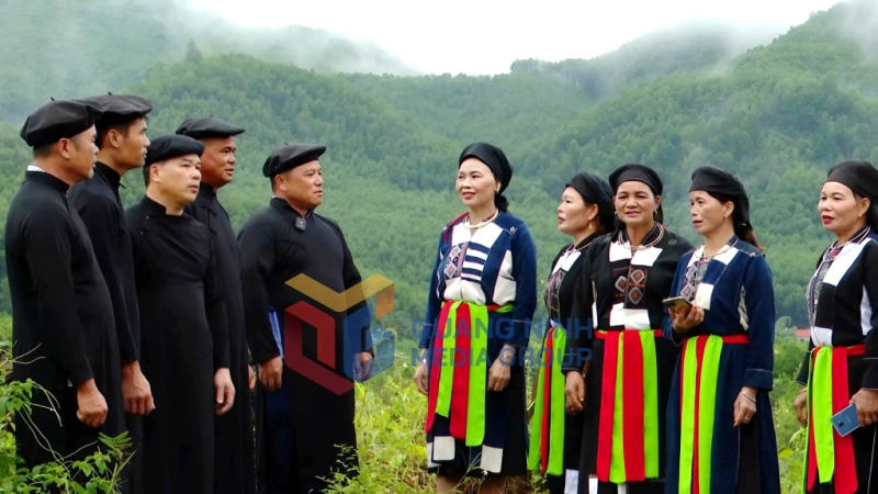 CLB Hát soóng cọ xã Thanh Sơn, huyện Ba Chẽ biểu diễn làn điệu hát đối giao duyên (5-2025). Ảnh: Quế Ninh
