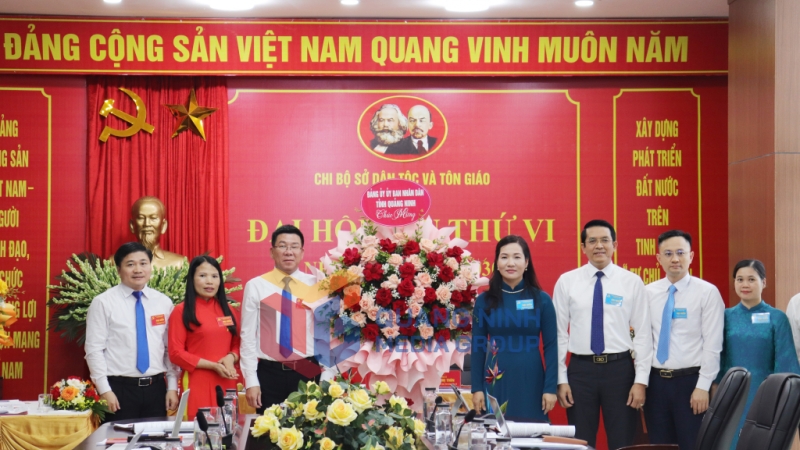 Lãnh đạo Đảng uỷ UBND tỉnh và UBND tỉnh tặng hoa chúc mừng đại hội (5-2025). Ảnh: Cao Quỳnh