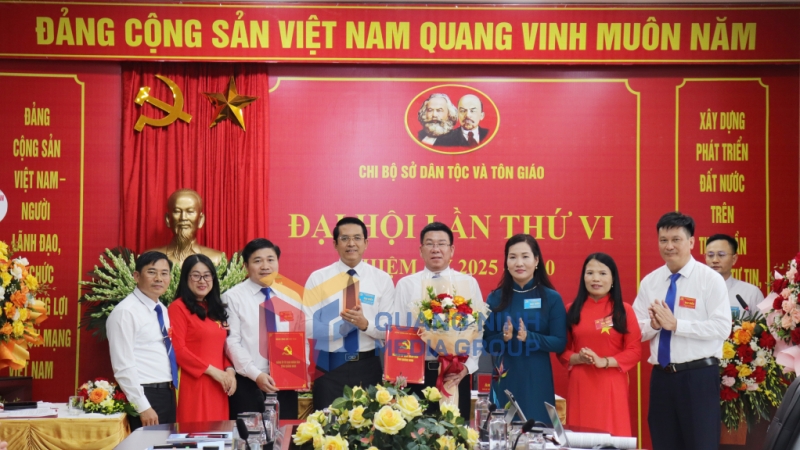 Lãnh đạo Đảng uỷ UBND tỉnh trao quyết định chỉ định Bí thư, Phó Bí thư Chi bộ Sở Dân tộc và Tôn giáo nhiệm kỳ 2025-2030 (5-2025). Ảnh: Cao Quỳnh