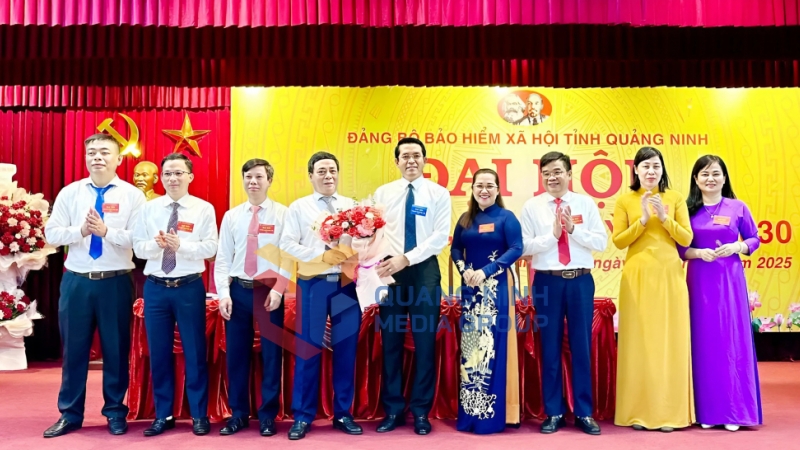 Đồng chí Vũ Ngọc Tuấn, Phó Bí thư Đảng ủy UBND tỉnh, chúc mừng BCH Đảng bộ Cơ quan BHXH tỉnh lần thứ VI, nhiệm kỳ 2025-2030 (5-2025). Ảnh: Dương Trường