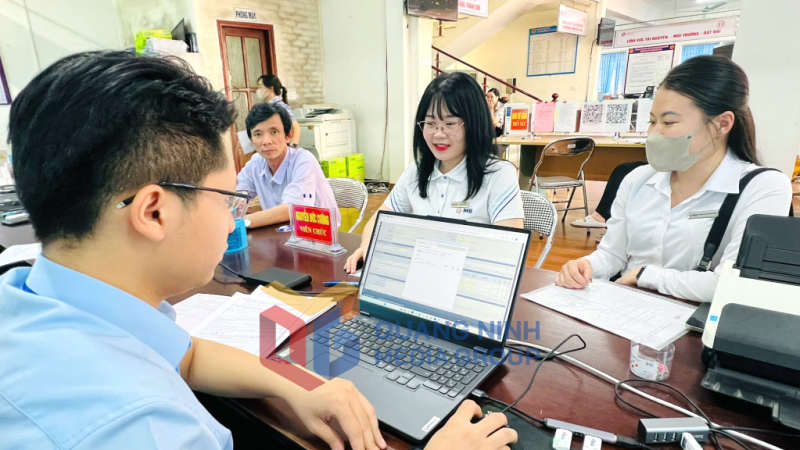 Người dân, doanh nghiệp TP Uông Bí đến làm việc tại Chi nhánh Trung tâm phục vụ hành chính công TP Uông Bí (5-2025). Ảnh: Việt Hoa