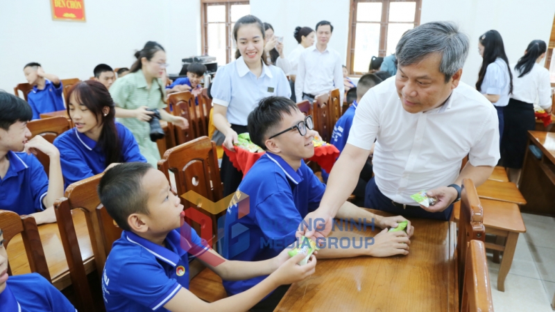 Đồng chí Vũ Đại Thắng, Bí thư Tỉnh ủy, Trưởng đoàn ĐBQH tỉnh, chia bánh kẹo cho các em thiếu nhi tại Cơ sở Bảo trợ, chăm sóc trẻ em có hoàn cảnh đặc biệt tỉnh (5-2025). Ảnh: Nguyễn Thanh