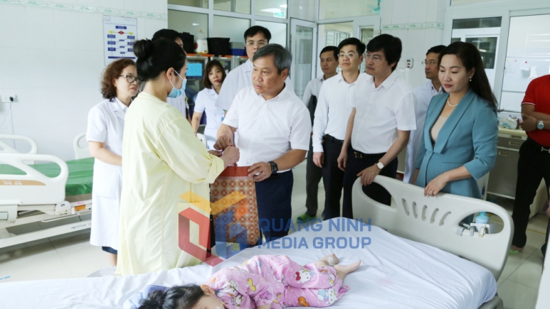 Đồng chí Vũ Đại Thắng, Bí thư Tỉnh ủy, Trưởng đoàn ĐBQH tỉnh, tặng quà, động viên gia đình bệnh nhi đang điều trị tại bệnh viện (5-2025). Ảnh: Nguyễn Thanh