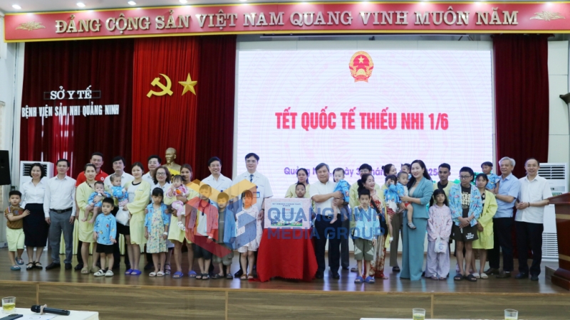 Các đồng chí lãnh đạo tỉnh tặng quà cho trẻ em đang điều trị tại Bệnh viện Sản nhi Quảng Ninh (5-2025). Ảnh: Nguyễn Thanh