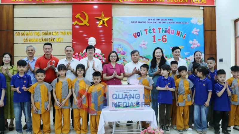 Các đồng chí lãnh đạo tỉnh tặng quà trẻ em tại Cơ sở Bảo trợ, chăm sóc trẻ em có hoàn cảnh đặc biệt tỉnh (5-2025). Ảnh: Nguyễn Thanh