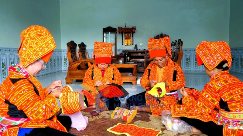 Phụ nữ Dao Lô Gang lưu giữ trang phục truyền thống của dân tộc như một báu vật của gia đình (6-2025). Ảnh: Chu Tuân