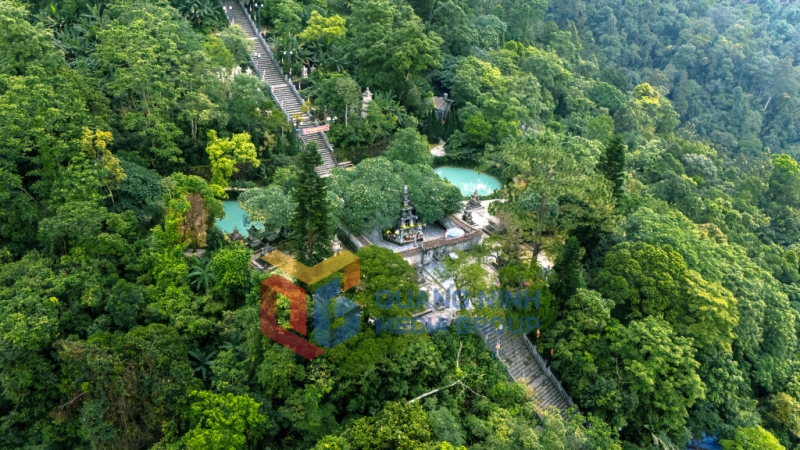 Huệ Quang Kim Tháp nơi lưu giữ xá lợi Phật hoàng Trần Nhân Tông trên đường Tùng huyền thoại dẫn lối hành hương trên đỉnh Yên Tử (5-2025). Ảnh: Việt Anh