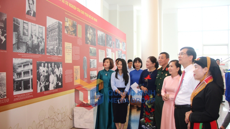Đồng chí Vũ Quyết Tiến, Phó Bí thư Tỉnh ủy, cùng các đại biểu tham quan một số hình ảnh sưu tầm về Bác được trưng bày tại hội nghị (6-2025). Ảnh: Mạnh Trường