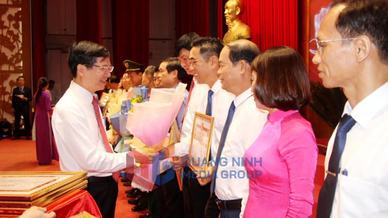 Đồng chí Vũ Quyết Tiến, Phó Bí thư Tỉnh ủy, tặng Bằng khen của Ban Thường vụ Tỉnh ủy cho tập thể, cá nhân có thành tích tiêu biểu, xuất sắc trong phong trào thi đua 