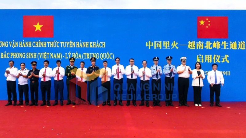  Đại biểu chính quyền hai địa phương tại Lễ vận hành chính thức tuyến hành khách xuất nhập cảnh Lối thông quan Bắc Phong Sinh (Việt Nam) - Lý Hỏa (Trung Quốc) (5-2025). Ảnh: Hoàng Nga
