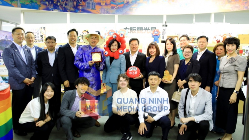 2025-05_Đoàn công tác tỉnh Quảng Ninh làm việc với các đơn vị, doanh nghiệp tại Osaka Nhật Bản - Đoàn công tác tỉnh Quảng Ninh chụp ảnh lưu niệm với Cục Hội nghị và Du lịch Osaka Nhật Bản. Ảnh: Thành Công.