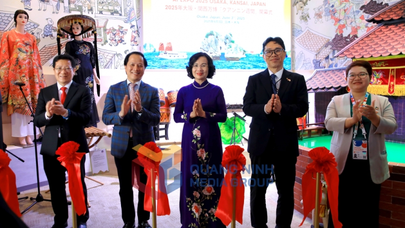 Đồng chí Bùi Thúy Phượng, Ủy viên Ban Thường vụ, Trưởng Ban Tổ chức Tỉnh ủy cùng các đại biểu cắt băng khai mạc Tuần lễ Quảng Ninh EXPO 2025 tại Nhật Bản. Ảnh: Thành Công