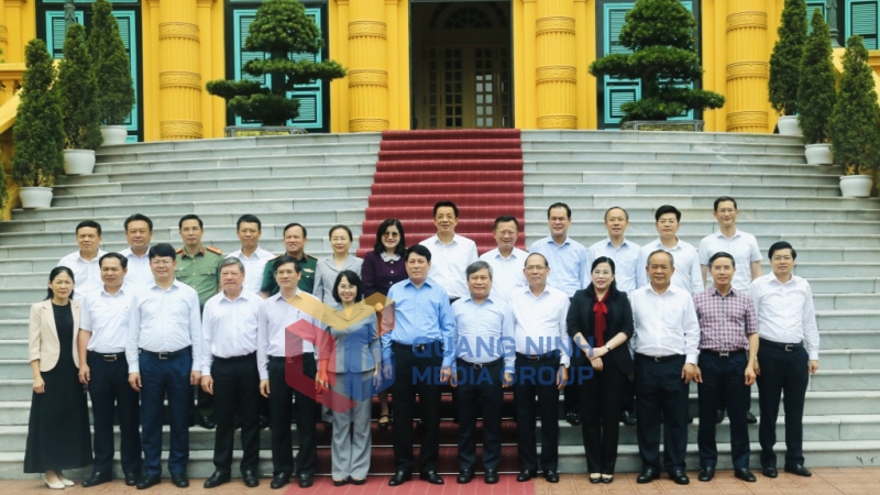 Chủ tịch nước chụp ảnh cùng đoàn đại biểu Ban Thường vụ Tỉnh ủy Quảng Ninh (6-2025). Ảnh: Thu Chung