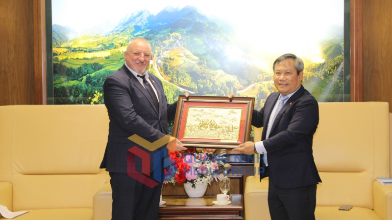 Đồng chí Vũ Đại Thắng, Ủy viên Trung ương Đảng, Bí thư Tỉnh ủy tặng ngài Komjáthi Imre, Chủ tịch Đảng Xã hội Hungary bức tranh vịnh Hạ Long (6-2025). Ảnh: Đỗ Phương