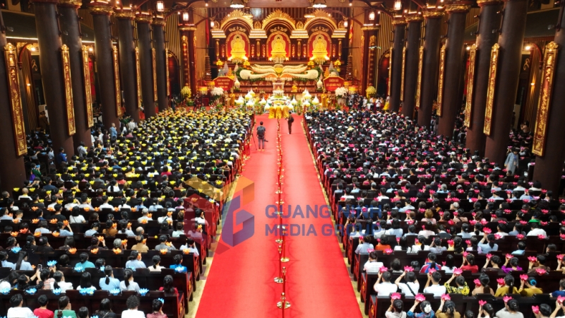 Các nghi lễ Phật giáo truyền thống diễn ra trang nghiêm tại Cung Trúc Lâm Yên Tử (5-2025). Ảnh Việt Anh