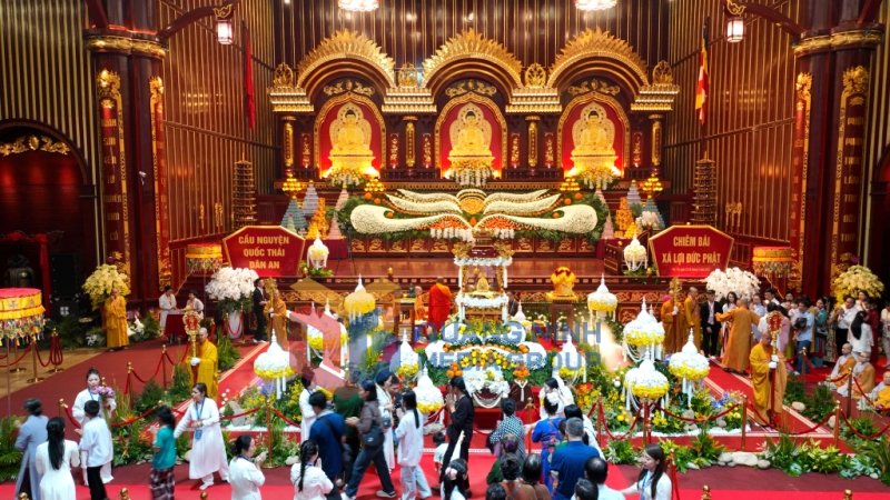 Giữa không gian thanh tịnh, người người thành tâm chiêm bái với tâm niệm an yên, hướng về điều thiện lành. Ảnh: Trung tâm Truyền thông tỉnh Quảng Ninh