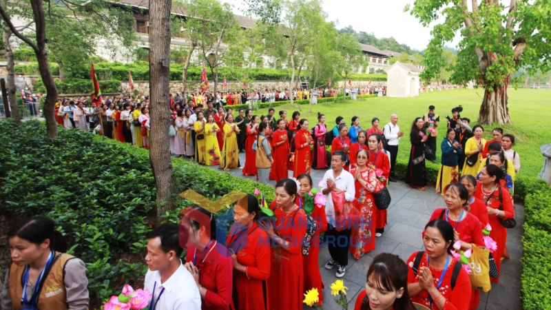 Hàng vạn Phật tử và du khách thập phương tề tựu tại Yên Tử trong ngày cung rước xá lợi Phật Tổ tại Yên Tử (5-2025). Ảnh: Việt Anh