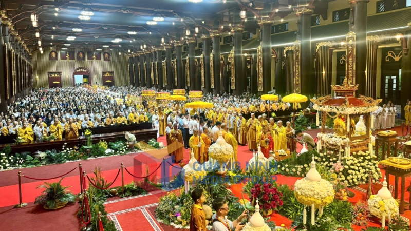 Lễ dâng hoa đăng và cầu nguyện quốc thái dân an. Ảnh: Trung tâm Truyền thông tỉnh Quảng Ninh