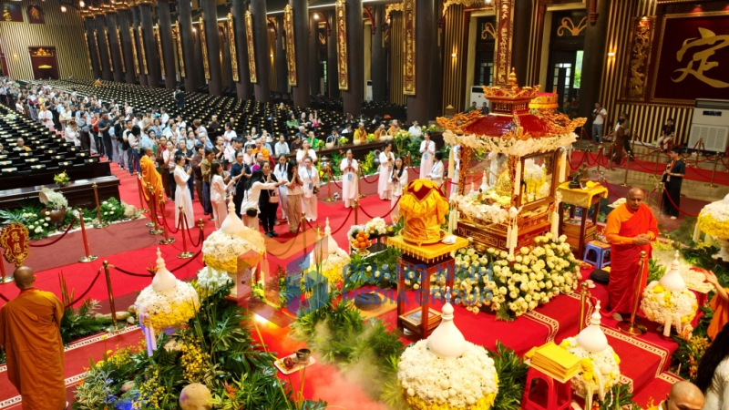 Người dân thành kính chiêm bái xá lợi Đức Phật với lòng tin sâu sắc và hướng về cội nguồn tâm linh. Ảnh: Trung tâm Truyền thông tỉnh Quảng Ninh