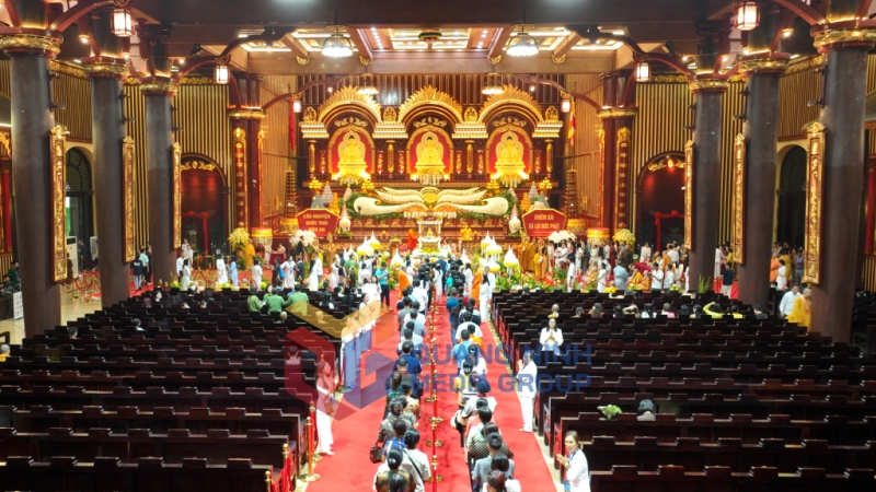 Người dân xếp hàng ngay ngắn bước vào Cung Trúc Lâm với lòng thành kính, để chiêm bái xá lợi. Ảnh: Mạnh Trường