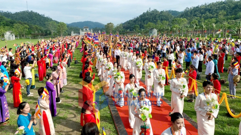 Đoàn cung rước cờ hoa trang nghiêm. Ảnh: Trung tâm Truyền thông tỉnh Quảng Ninh