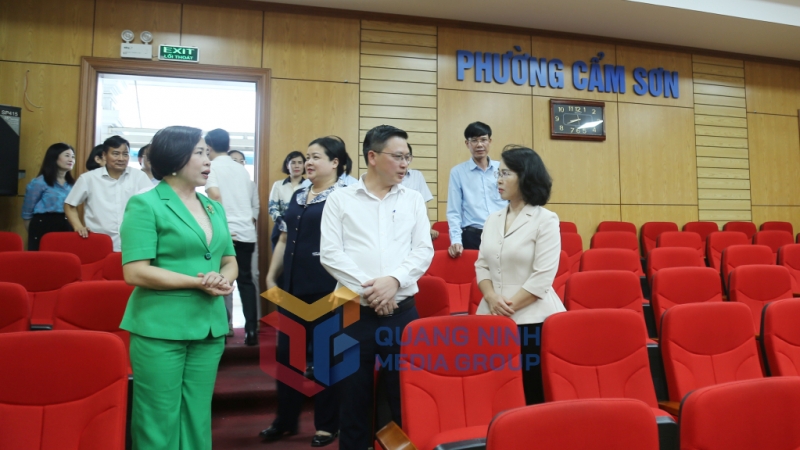 Đồng chí Phó Bí thư Thường trực Tỉnh ủy kiểm tra cơ sở vật chất tại phường Cửa Ông (6-2025). Ảnh: Thu Chung