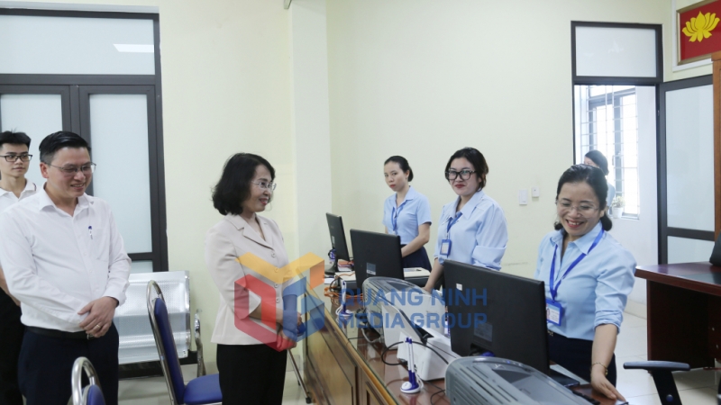 Đồng chí Phó Bí thư Thường trực Tỉnh ủy trò chuyện với cán bộ, công chức làm việc tại Trung tâm Hành chính công phường Cửa Ông mới (6-2025). Ảnh: Thu Chung