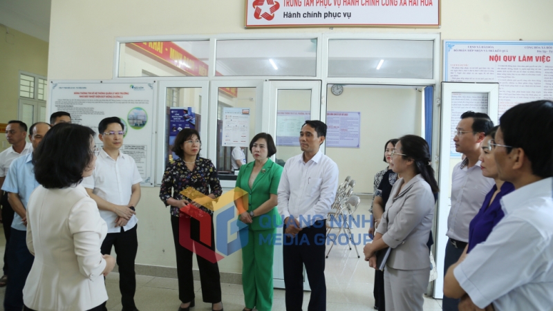 Đồng chí Phó Bí thư Thường trực Tỉnh ủy nghe cán bộ phường Hải Hòa báo cáo các công việc (6-2025). Ảnh: Thu Chung