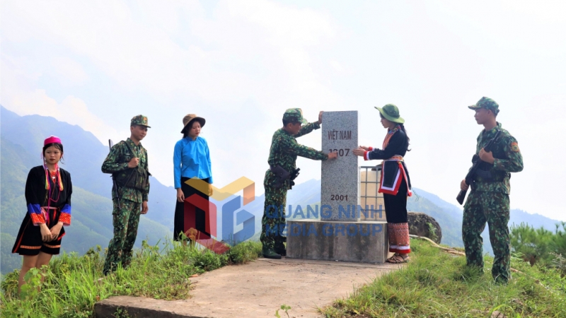 Học sinh Trường THCS&THPT Hoành Mô (huyện Bình Liêu) tham gia cùng bộ đội biên phòng bảo vệ cột mốc biên cương (5-2025). Ảnh: Hoàng Nga