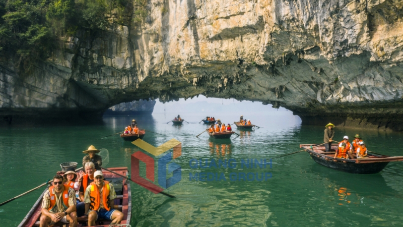 Cổng làng chài Vung Viêng tạo sự thích thú cho khách du lịch (6-2025). Ảnh: Đỗ Giang