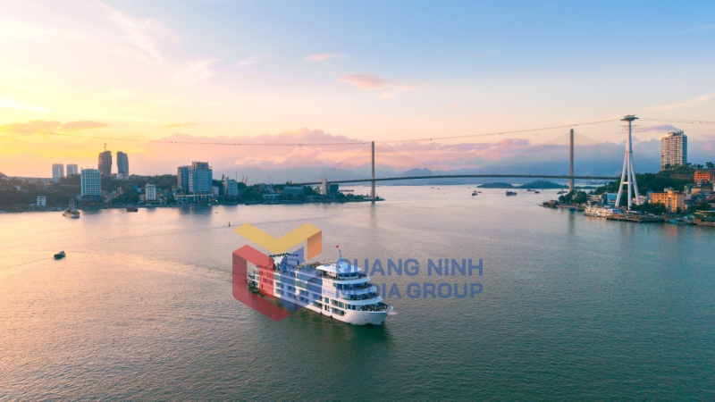 Du thuyền đưa khách tham quan ngắm hoàng hôn, trải nghiệm âm nhạc và ẩm thực trên Vịnh Hạ Long (6-2025). Ảnh: Huỳnh Đăng