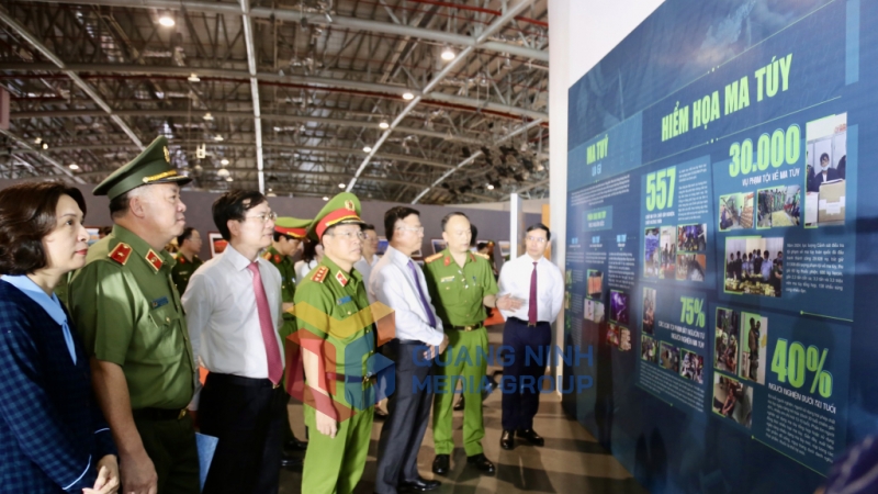 Các đại biểu tham quan triển lãm ảnh về công tác phòng, chống ma tuý (6-2025). Ảnh: Thu Chung