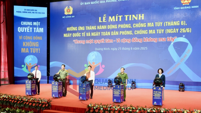 Phó Thủ tướng Chính phủ cùng các đại biểu ấn nút phát động lễ mít tinh hưởng ứng Tháng hành động phòng, chống ma túy, Ngày quốc tế và Ngày toàn dân phòng, chống ma túy năm 2025 (6-2025). Ảnh: Thu Chung