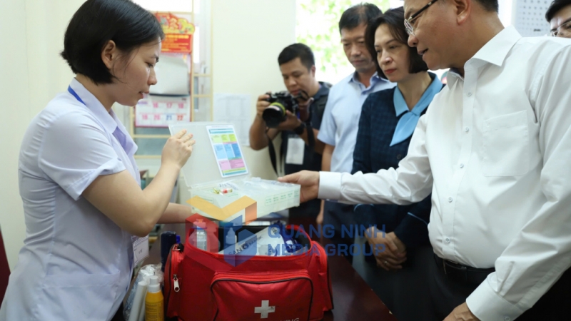Phó Thủ tướng Chính phủ kiểm tra công tác y tế phục vụ cho kỳ thi (6-2025). Ảnh: Thu Chung
