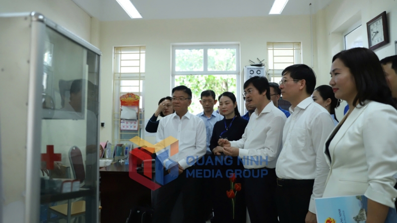 Phó Thủ tướng Chính phủ nghe các ngành của tỉnh báo cáo công tác chuẩn bị cho kỳ thi (6-2025). Ảnh: Thu Chung