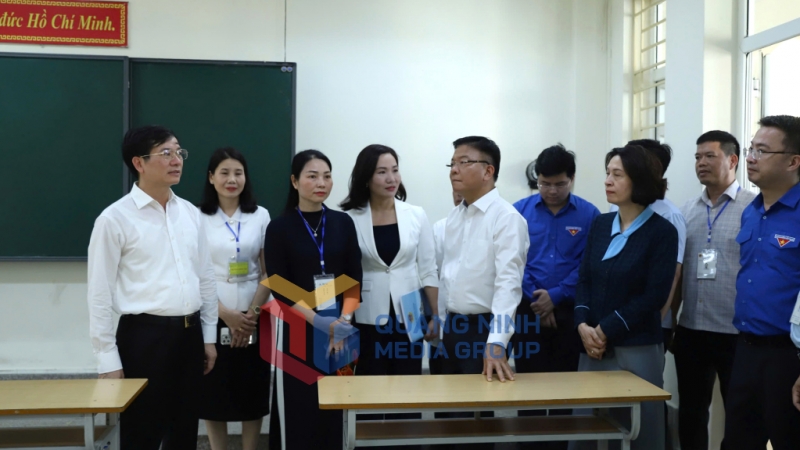 Phó Thủ tướng Chính phủ Lê Thành Long cùng đoàn công tác kiểm tra cơ sở vật chất tại điểm thi Trường THPT Hòn Gai (6-2025). Ảnh: Thu Chung