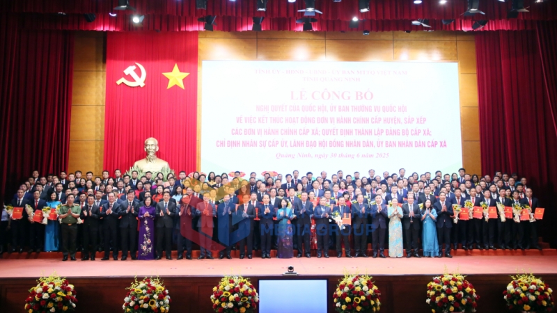 Các đồng chí lãnh đạo Trung ương, lãnh đạo tỉnh, lãnh đạo 54 xã, phường, đặc khu chụp ảnh lưu niệm (5-2025). Ảnh: PV