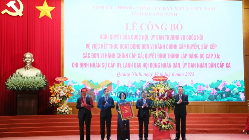 Đồng chí Đoàn Hồng Phong, Ủy viên Trung ương Đảng, Bí thư Đảng ủy, Tổng Thanh tra Chính phủ, trao Nghị quyết của Ủy ban Thường vụ Quốc hội về việc sắp xếp các đơn vị hành chính cấp xã của tỉnh Quảng Ninh năm 2025 và tặng hoa chúc mừng Đảng bộ tỉnh Quảng Ninh (5-2025). Ảnh: PV