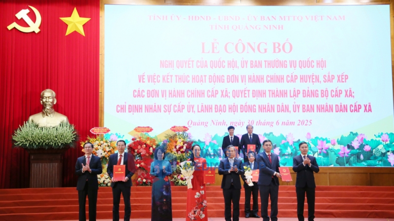 Ban Thường vụ Tỉnh uỷ trao các quyết định của Tỉnh ủy, Ban Thường vụ Tỉnh ủy, các Nghị quyết của HĐND tỉnh và tặng hoa chúc mừng Đảng bộ Đặc khu Cô Tô.
