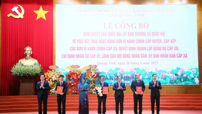 Ban Thường vụ Tỉnh uỷ trao các quyết định của Tỉnh ủy, Ban Thường vụ Tỉnh ủy, các Nghị quyết của HĐND tỉnh và tặng hoa chúc mừng Đảng bộ Đặc khu Vân Đồn (5-2025). Ảnh: PV