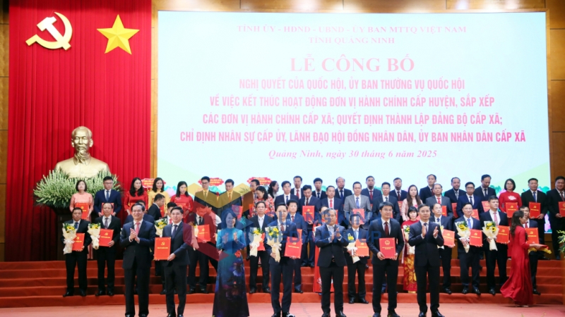 Ban Thường vụ Tỉnh uỷ trao các quyết định của Tỉnh ủy, Ban Thường vụ Tỉnh ủy, các Nghị quyết của HĐND tỉnh và tặng hoa chúc mừng Đảng bộ phường Cẩm Phả (5-2025). Ảnh: PV