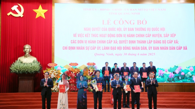 Ban Thường vụ Tỉnh uỷ trao các quyết định của Tỉnh ủy, Ban Thường vụ Tỉnh ủy, các Nghị quyết của HĐND tỉnh và tặng hoa chúc mừng Đảng bộ phường Đông Triều (5-2025). Ảnh: PV